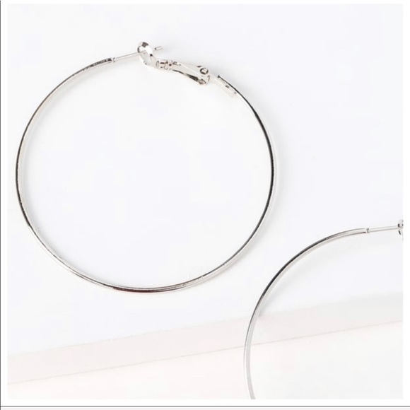 Fabulous chic silver hoop earrings - Picture 3 of 5